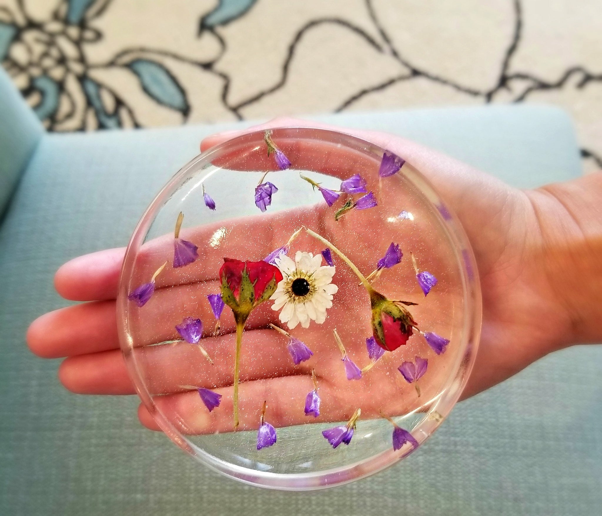 Resin Pressed Flower Round Paperweight - Flowers Forever & Bellabeads